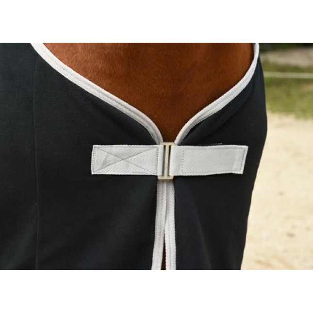 Covalliero κουβέρτα RugBe Fleece Economic μαύρη, με αγκράφα στο στήθος και ιμάντα ουράς Covalliero κουβέρτα RugBe Fleece Economic μαύρη, με αγκράφα στο στήθος και ιμάντα ουράς