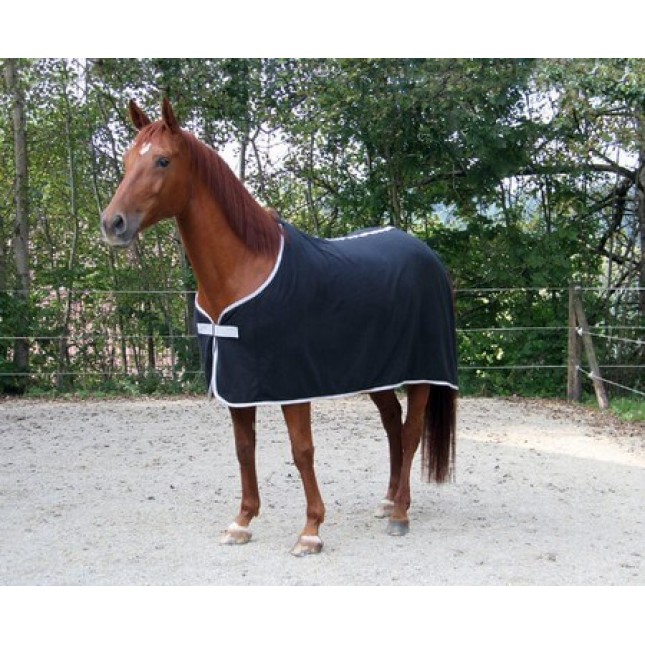 Covalliero κουβέρτα RugBe Fleece Economic μαύρη, με αγκράφα στο στήθος και ιμάντα ουράς Covalliero κουβέρτα RugBe Fleece Economic μαύρη, με αγκράφα στο στήθος και ιμάντα ουράς